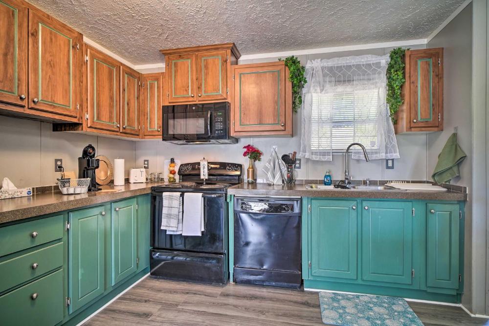 Bring Your Pets! Midway Abode with Yard and Fire Pit